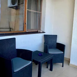 Apartament Sky Modern 1 Bedroom Apt W Free Parking, Bucureşti